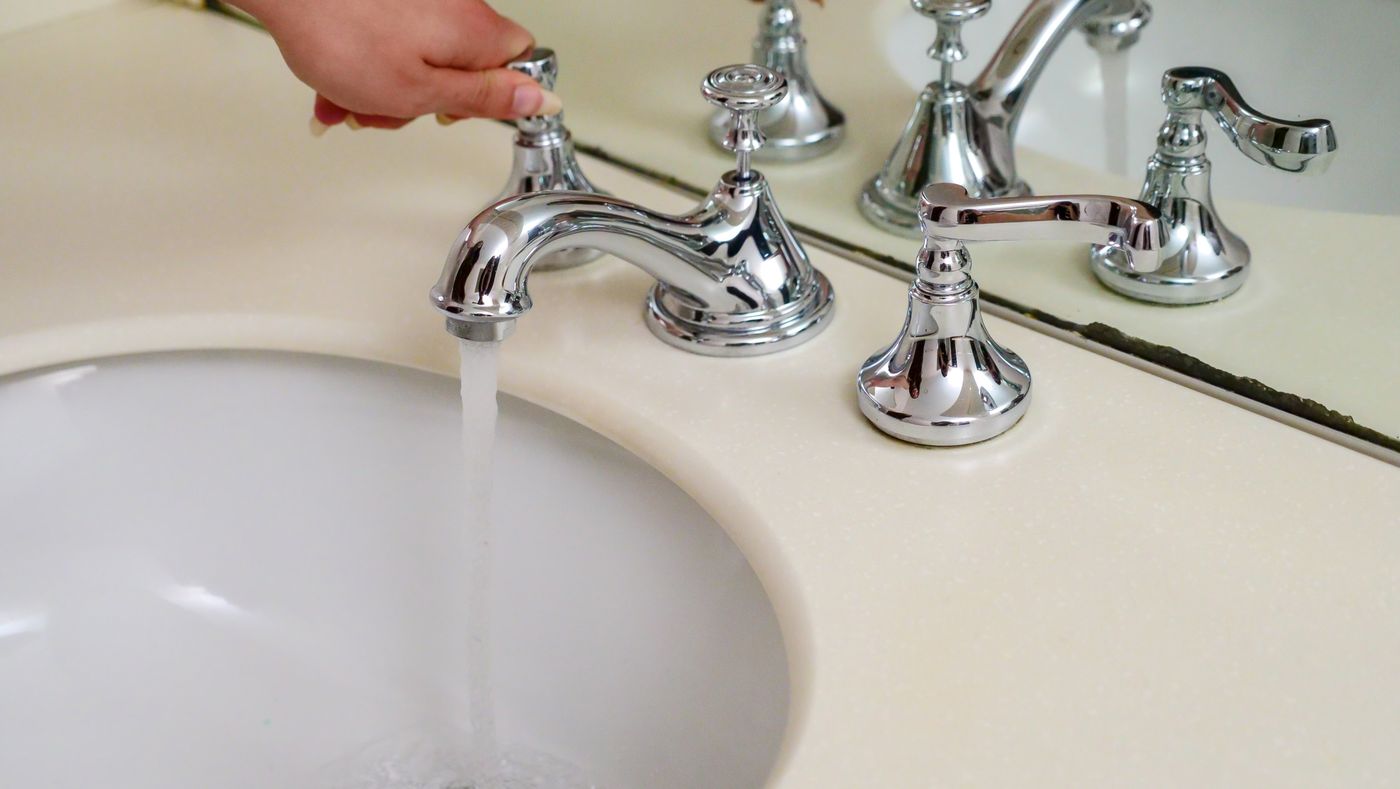Steady water flowing from a bathroom faucet thanks to a healthy pressure tank